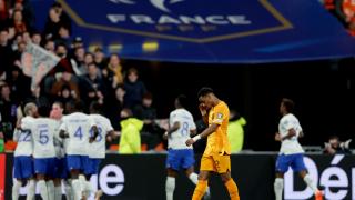 Oranje pijnlijk onderuit in Frankrijk: 4-0